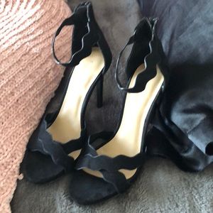 Black heels never worn size 7.5